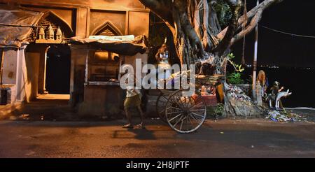 Les tireurs de pousse-pousse de Kolkata.La métropole dense est l'un des seuls endroits en Inde — et l'un des rares au monde — où des flottes de rickshaws tracées à la main sillonnent encore les rues.Kolkata, Inde. Banque D'Images