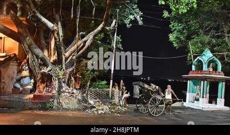 Les tireurs de pousse-pousse de Kolkata.La métropole dense est l'un des seuls endroits en Inde — et l'un des rares au monde — où des flottes de rickshaws tracées à la main sillonnent encore les rues.Kolkata, Inde. Banque D'Images