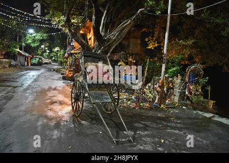 Les tireurs de pousse-pousse de Kolkata.La métropole dense est l'un des seuls endroits en Inde — et l'un des rares au monde — où des flottes de rickshaws tracées à la main sillonnent encore les rues.Kolkata, Inde. Banque D'Images