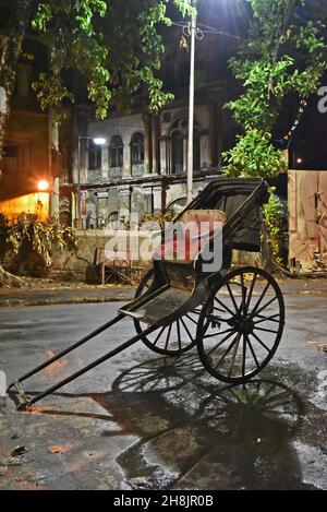 Les tireurs de pousse-pousse de Kolkata.La métropole dense est l'un des seuls endroits en Inde — et l'un des rares au monde — où des flottes de rickshaws tracées à la main sillonnent encore les rues.Kolkata, Inde. Banque D'Images