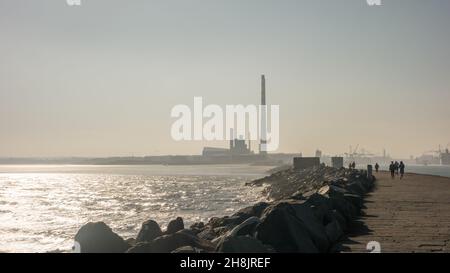 Vue depuis la Grande Muraille du Sud dans la baie de Dublin, Irlande.Les tours de la centrale de Poolbeg et du port de Dublin sont visibles au loin. Banque D'Images