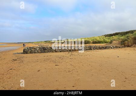 Ghion révetements pour ralentir l'érosion côtière sur la plage Old Hunstanton sur le sentier Peddlers Way et le Norfolk Coast Path, Norfolk, Angleterre, Royaume-Uni. Banque D'Images