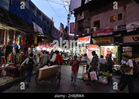 Rues la nuit à Kolkata.Kolkata (anciennement Calcutta) est la capitale de l'État du Bengale occidental de l'Inde.Fondée en tant que poste commercial d'East India Company, elle a été la capitale de l'Inde sous le gouvernement britannique de l'empire britannique de 1773 à 1911.Aujourd’hui, elle est connue pour sa grande architecture coloniale, ses galeries d’art et ses festivals culturels.Elle abrite également la Maison mère, siège des Missionnaires de la Charité, fondée par mère Teresa, dont le tombeau est sur place. Banque D'Images