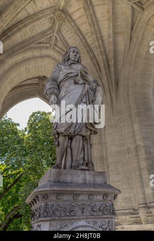 PARIS, FRANCE - 30 AOÛT 2019 : c'est le monument du scientifique Blaise Pascal sous les arches de la tour historique Saint-Jacques. Banque D'Images