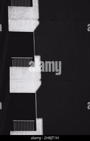 Vue verticale en niveaux de gris des balcons du bâtiment Banque D'Images