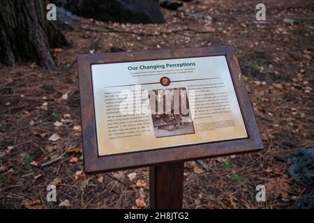 Panneau d'information le long d'un chemin dans le village de Curry dans la vallée de Yosemite, Californie. Banque D'Images