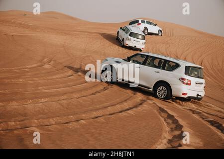 Course dans le désert de sable.Course de compétition dans le désert.La voiture conduit hors de nuages de poussière.Des courses de véhicules hors du champ avec des obstacles dans la nature Banque D'Images