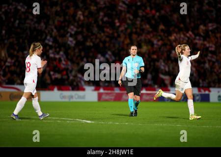 Doncaster, Royaume-Uni.30 novembre 2021.Keepmoat Stadium Lauren Hemp (11 Angleterre) célèbre son troisième but lors du match de qualification de la coupe du monde des femmes de la FIFA 2023 dans le groupe D entre l'Angleterre et la Lettonie au Keepmoat Stadium à Doncaster, en Angleterre, le 30 novembre 2021.Kieran Riley crédit: SPP Sport presse photo./Alamy Live News Banque D'Images