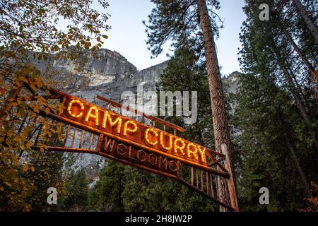 Les feux à l'entrée du camp Curry dans la vallée de Yosemite, en Californie. Banque D'Images