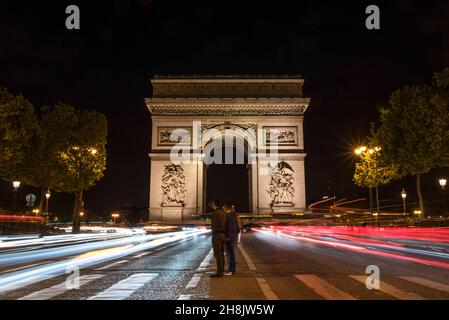 Trafic nocturne sur les champs-Elysées, Arc de Triomphe en arrière-plan, Paris, France Banque D'Images