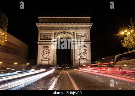 Trafic nocturne sur les champs-Elysées, Arc de Triomphe en arrière-plan, Paris, France Banque D'Images