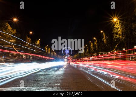 Trafic nocturne sur les champs-Elysées à Paris, France Banque D'Images