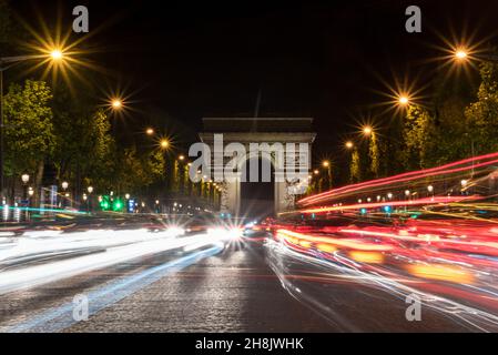Trafic nocturne sur les champs-Elysées, Arc de Triomphe en arrière-plan, Paris, France Banque D'Images