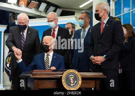 Washington, DC, États-Unis, le 30 novembre, le président des États-Unis Joe Biden tremble la main avec le sénateur américain Patrick Leahy (démocrate du Vermont) qui est parti, après la signature de la norme S.1031 : exiger de l'AGO qu'il présente un rapport sur les disparités entre les races et l'ethnicité dans l'administration des avantages en matière de va :Dans l'Auditorium de la Cour du Sud du bureau exécutif Eisenhower de la Maison Blanche à Washington, 30 novembre 2021.Les lois signées Biden sont le S. 796, « Protecting Moms Who served Act of 2021 », le S. 894, « Hire Veteran Health Heroes Act of 2021 », le S. 1031, « Un projet de loi exigeant que le contrôleur général des États-Unis mène une Banque D'Images