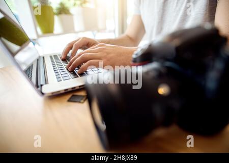 Photographe retouche des photos sur son ordinateur.Travail en cours après une prise de vue réussie. Banque D'Images