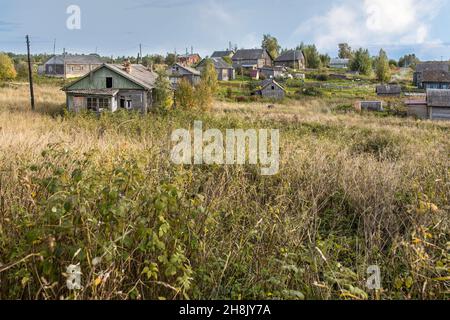 Carélie, Russie - 18 octobre 2021, village de Carélie, sur le lac Ladoga, le matin ensoleillé. Maisons de campagne et hangars à bateaux Banque D'Images