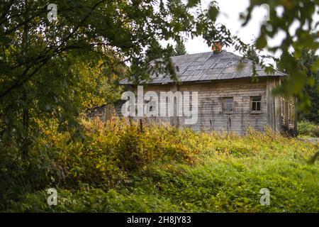 Carélie, Russie - 20 septembre 2021, maison en bois avec une grange près de la réserve nationale 'Ladoga Skerries' à Carélie, à la frontière avec la Finlande Banque D'Images