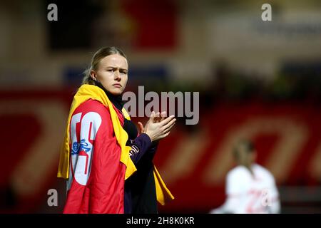 Doncaster, Royaume-Uni.30 novembre 2021.Keepmoat Stadium Hannah Hampton (21 Angleterre) applaudit les fans d'Angleterre après leur victoire de 20-0 dans le match de qualification de la coupe du monde des femmes de la FIFA 2023 dans le groupe D entre l'Angleterre et la Lettonie au Keepmoat Stadium à Doncaster, en Angleterre, le 30 novembre 2021.Kieran Riley crédit: SPP Sport presse photo./Alamy Live News Banque D'Images