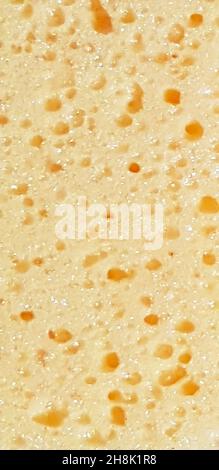 Arrière-plan jaune abstrait avec rainures arrondies de différentes tailles sur une surface brillante.Photographie verticale.Photo de haute qualité Banque D'Images