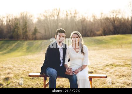 Un couple caucasien souriant à une caméra dans le parc Banque D'Images