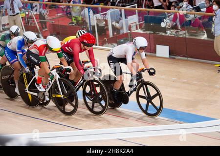 Jennifer Valente, des États-Unis, est à la tête de la course à l’élimination, qui fait partie de l’événement féminin de l’omnium lors des Jeux Olympiques de Tokyo en 2020. Banque D'Images