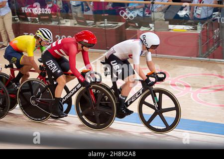 Jennifer Valente, des États-Unis, est à la tête de la course à l’élimination, qui fait partie de l’événement féminin de l’omnium lors des Jeux Olympiques de Tokyo en 2020. Banque D'Images