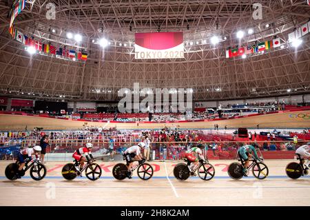 Jennifer Valente, des États-Unis, participe à la course de scratch, qui fait partie de l’événement féminin de l’omnium, lors des Jeux Olympiques de Tokyo en 2020. Banque D'Images