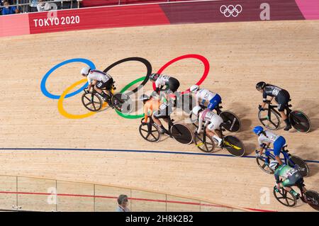 Jennifer Valente, des États-Unis, est en tête de la course d’omnium féminin lors des Jeux Olympiques de Tokyo en 2020. Banque D'Images