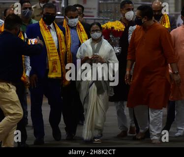 Mumbai, Inde.30 novembre 2021.MUMBAI, INDE - NOVEMBRE 30 : le chef de la TMC et le ministre en chef du Bengale occidental Mamta Banerjee au temple Siddhivinayak, Prabhadevi, le 30 novembre 2021 à Mumbai, Inde.(Photo par Anshuman Poyrekar/Hindustan Times/Sipa USA) crédit: SIPA USA/Alay Live News Banque D'Images