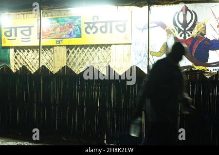 New Delhi, New Delhi, Inde.29 novembre 2021.Vue de nuit des camps de fermiers à la frontière de Singhu.(Credit image: © Shikha Arya/Pacific Press via ZUMA Press Wire) Banque D'Images