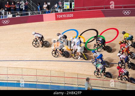 Jennifer Valente, des États-Unis, est en tête de la course d’omnium féminin lors des Jeux Olympiques de Tokyo en 2020. Banque D'Images