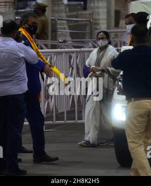 Mumbai, Inde.30 novembre 2021.MUMBAI, INDE - NOVEMBRE 30 : le chef de la TMC et le ministre en chef du Bengale occidental Mamta Banerjee au temple Siddhivinayak, Prabhadevi, le 30 novembre 2021 à Mumbai, Inde.(Photo par Anshuman Poyrekar/Hindustan Times/Sipa USA) crédit: SIPA USA/Alay Live News Banque D'Images