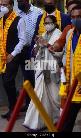 Mumbai, Inde.30 novembre 2021.MUMBAI, INDE - NOVEMBRE 30 : le chef de la TMC et le ministre en chef du Bengale occidental Mamta Banerjee au temple Siddhivinayak, Prabhadevi, le 30 novembre 2021 à Mumbai, Inde.(Photo par Anshuman Poyrekar/Hindustan Times/Sipa USA) crédit: SIPA USA/Alay Live News Banque D'Images