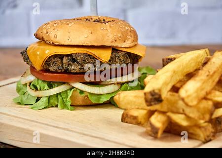 hamburger avec fromage et laitue avec frites, végétarien et viande Banque D'Images