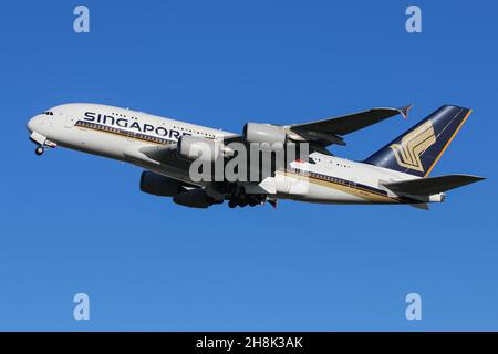 Un Airbus A380 exploité par Singapore Airlines part de l'aéroport de Londres Heathrow Banque D'Images