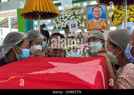 Yangon, Myanmar.30 novembre 2021.Les parents et les amis de la famille paient leurs derniers respects, lors des funérailles de Monywa Aung Shin, secrétaire d'information de la Ligue nationale pour la démocratie, qui a eu lieu au cimetière Yay Way de Yangon. Monywa Aung Shin est mort d'une attaque de coeur.Crédit : SOPA Images Limited/Alamy Live News Banque D'Images