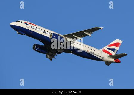 Un Airbus A320 exploité par British Airways quitte l'aéroport de Londres Heathrow Banque D'Images