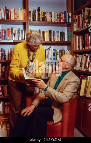 Couple retraité naviguant sur le bateau de croisière Queen Elizabeth 2 à Manhattan, New York Banque D'Images