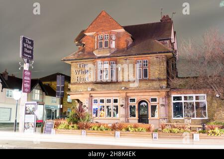 Orpington Londres Royaume-Uni 30 novembre 2021: Chambre loft sur le toit du White hart Pub au coin de White Hart Road et de la haute rue pris feu ce matin. Dix moteurs d'incendie sont signalés pour s'attaquer à l'incendie.Ce soir, un locataire,qui ne savait pas qu'il y avait eu un incendie, a été choqué de venir à terme qu'il n'était pas en mesure de rentrer dans son appartement après son retour au travail ce soir, a dû appeler le propriétaire sur son téléphone mobile pour savoir pourquoi il a été bloqué.Personne n'a été blessé.Credit: Xiu Bao/Alamy Live News Banque D'Images