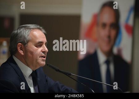 Rillieux la Pape, France.29 novembre 2021.Xavier Bertrand prononce son discours lors de sa dernière réunion de campagne à Rillieux-la-Pape.Xavier Bertrand tient sa dernière réunion de campagne dans la primaire du parti "les Républicains" (LR).La désignation du candidat aura lieu les 2 et 4 décembre 2021 dans le cadre d'une élection à deux tours.(Photo de Laurent Coust/SOPA Images/Sipa USA) crédit: SIPA USA/Alay Live News Banque D'Images