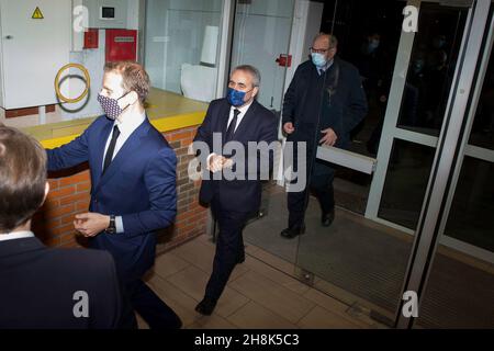 Rillieux la Pape, France.29 novembre 2021.Xavier Bertrand arrive pour sa dernière réunion de campagne à Rillieux-la-Pape.Xavier Bertrand tient sa dernière réunion de campagne dans la primaire du parti "les Républicains" (LR).La désignation du candidat aura lieu les 2 et 4 décembre 2021 dans le cadre d'une élection à deux tours.(Photo de Laurent Coust/SOPA Images/Sipa USA) crédit: SIPA USA/Alay Live News Banque D'Images