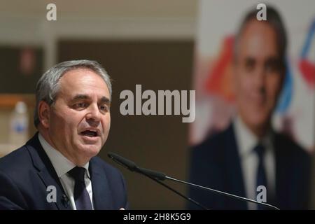 Rillieux la Pape, France.29 novembre 2021.Xavier Bertrand prononce son discours lors de sa dernière réunion de campagne à Rillieux-la-Pape.Xavier Bertrand tient sa dernière réunion de campagne dans la primaire du parti "les Républicains" (LR).La désignation du candidat aura lieu les 2 et 4 décembre 2021 dans le cadre d'une élection à deux tours.Crédit : SOPA Images Limited/Alamy Live News Banque D'Images