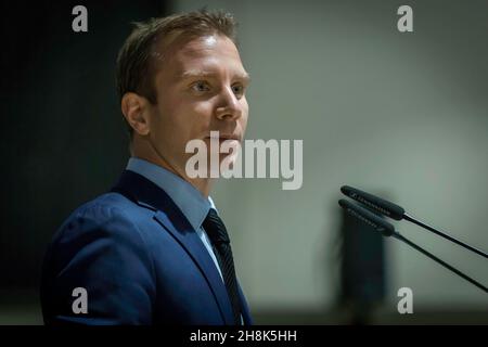 Rillieux la Pape, France.29 novembre 2021.Alexandre Vincendet, maire de Rillieux-la-Pape, prononce un discours d'introduction lors de la dernière réunion de campagne de Xavier Bertrand.Xavier Bertrand tient sa dernière réunion de campagne dans la primaire du parti "les Républicains" (LR).La désignation du candidat aura lieu les 2 et 4 décembre 2021 dans le cadre d'une élection à deux tours.Crédit : SOPA Images Limited/Alamy Live News Banque D'Images