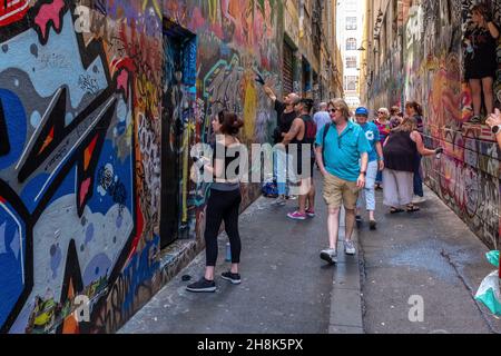 MELBOUR, AUSTRALIE - 16 novembre 2019 : une photo de gens qui font des graffitis de rue, la vie de la ville de Melbourne avant la pandémie, Australie Banque D'Images