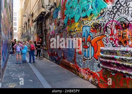 MELBOUR, AUSTRALIE - 16 novembre 2019 : une photo de gens qui font des graffitis de rue et des touristes regardant, la vie de la ville de Melbourne avant la pandémie, Australie Banque D'Images