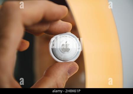 Vue en gros plan de la nouvelle version d'Apple AIRTAG fabriquée par Apple Computers Banque D'Images