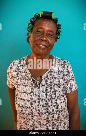 Portrait d'une vieille femme sur fond bleu à Samaná, République dominicaine Banque D'Images