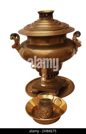 Un samovar en laiton russe traditionnel et un verre dans un porte-verre sur fond blanc Banque D'Images