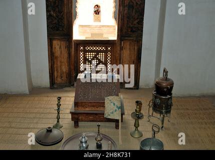 Chambre d'étudiant dans le Madrassa islamique (collège) de Ben Youssef à Marrakech, Maroc Banque D'Images