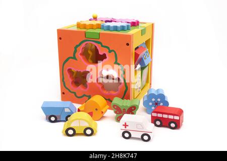 cube sensoriel en bois pour les tout-petits avec voitures jouets. coffret de jeu en bois montessori. Banque D'Images